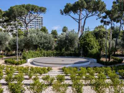 Si tratta di uno spazio teatrale con quinta scenica realizzata da piccole piantumazioni: ispirato ai giardini all�italiana del XVIII secolo � destinato a eventi e spettacoli